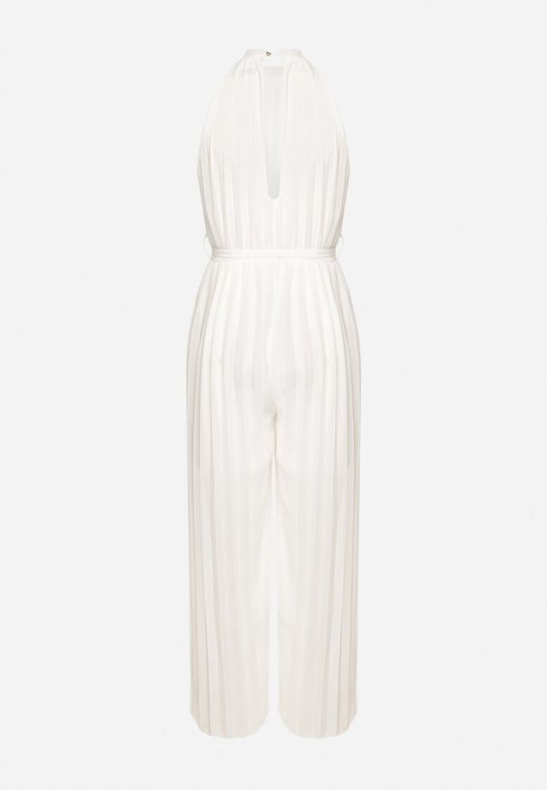 Born2be - Biały Taliowany Kombinezon z Dekoltem Typu Halter z Gumką w Pasie i Materiałowym Paskiem Xolefia. Okazja: na imprezę, na co dzień. Kolor: biały. Materiał: materiał. Styl: casual, elegancki