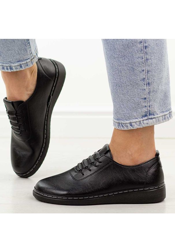 Jezzi - Czarne półbuty damskie Unisoft 5933. Okazja: na co dzień, na spotkanie biznesowe. Nosek buta: okrągły. Zapięcie: bez zapięcia. Kolor: czarny. Materiał: skóra. Szerokość cholewki: normalna. Sezon: wiosna, jesień. Styl: casual, biznesowy, elegancki, klasyczny