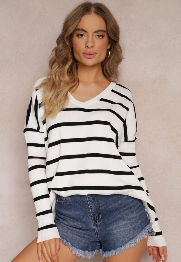 Renee - Biały Długi Sweter Nietoperz w Paski Gelavana. Kolor: biały. Materiał: materiał. Długość: długie. Wzór: paski