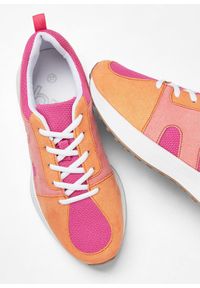 bonprix - Sneakersy z siateczkową wstawką. Kolor: różowy #2