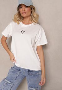 Renee - Biała Bawełniana Bluzka z Motywem Serca Nalithra. Okazja: na co dzień. Kolor: biały. Materiał: bawełna. Długość rękawa: krótki rękaw. Długość: krótkie. Styl: sportowy, elegancki, casual