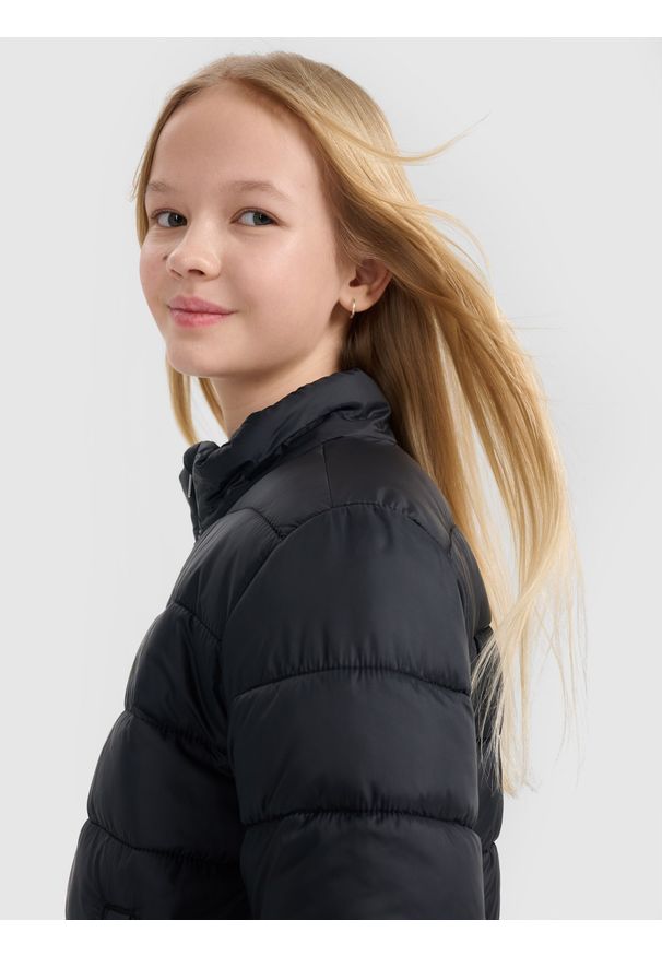 4f - 4F Kurtka puchowa z wypełnieniem syntetycznym dziewczęca - czarna 134 (8-9 lat). Okazja: na co dzień. Typ kołnierza: kołnierzyk stójkowy. Kolor: czarny. Materiał: puch, syntetyk. Długość: długie. Wzór: gładki. Sezon: lato. Styl: casual, klasyczny, sportowy