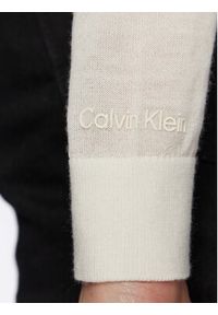 Calvin Klein Sweter Extra Fine K20K204139 Beżowy Slim Fit. Kolor: beżowy. Materiał: wełna #4