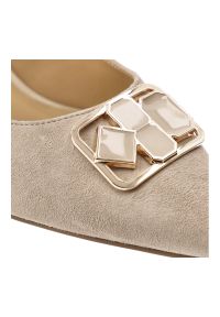 Czółenka damskie S.Barski, cholewka ze skóry naturalnej na smukłym obcasie z delikatnie zwężanym noskiem i elegancką geometryczną ozdobą, beżowe, CR6. Nosek buta: szpiczasty. Kolor: beżowy. Materiał: skóra. Szerokość cholewki: normalna. Wzór: geometria, aplikacja. Obcas: na obcasie. Styl: elegancki. Wysokość obcasa: średni #4