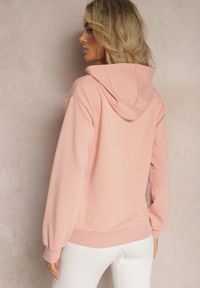 Renee - Różowa Bluza z Ozdobnym Napisem i Kapturem Arseia. Okazja: na co dzień. Typ kołnierza: kaptur. Kolor: różowy. Materiał: jeans. Wzór: napisy. Styl: casual