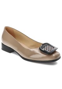 Beżowe Czółenka Armodo Eleganckie Obuwie Damskie Z Ozdobną Broszką. Kolor: beżowy. Materiał: jeans, materiał. Obcas: na obcasie. Styl: elegancki. Wysokość obcasa: średni #1