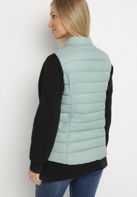 Born2be - Jasnozielona Pikowanana Kamizelka Sifitta. Okazja: na co dzień. Kolor: zielony. Materiał: jeans. Styl: klasyczny, casual, elegancki #5