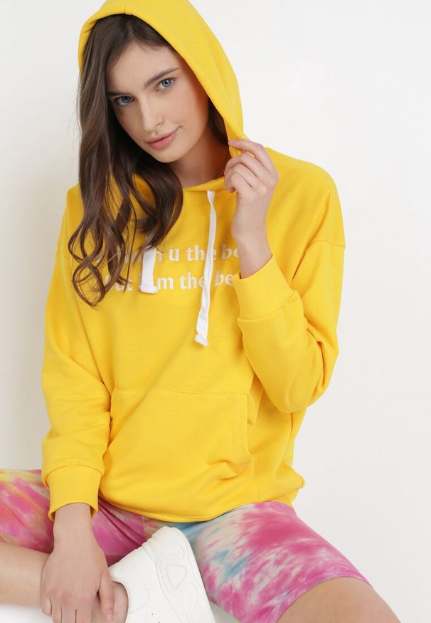 Born2be - Żółta Bluza Corradenah. Okazja: na co dzień. Typ kołnierza: kaptur. Kolor: żółty. Wzór: haft, napisy. Styl: klasyczny, casual