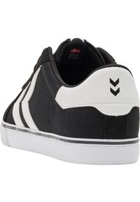 Trenerzy Hummel Leisure Lx-E. Kolor: czarny. Materiał: mikrofibra, zamsz. Szerokość cholewki: normalna. Wzór: jodełka