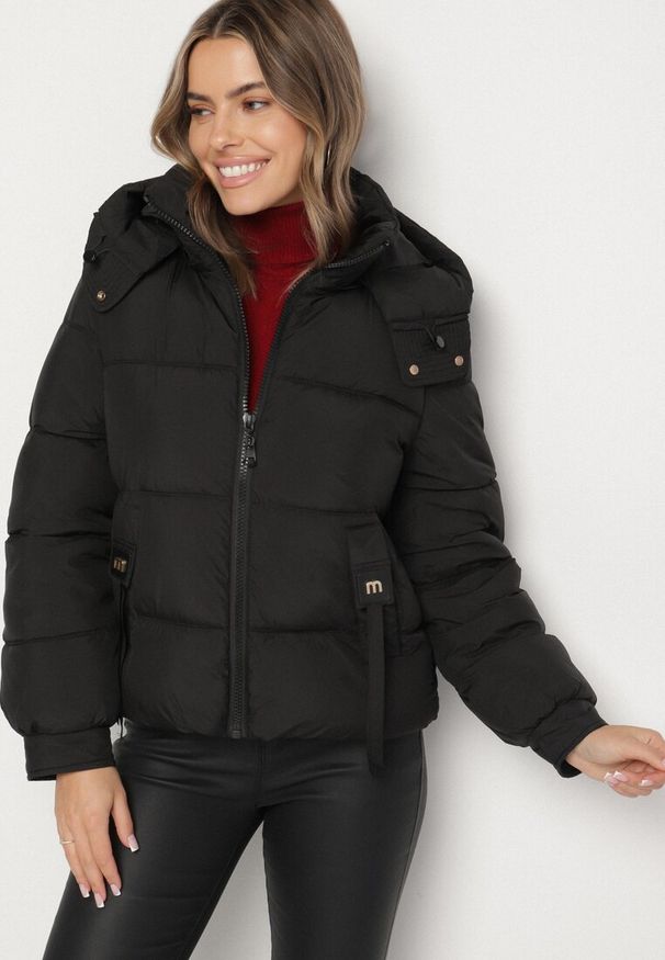 Born2be - Czarna Pikowana Kurtka Puffer z Kapturem z Możliwością Odpięcia Galanea. Okazja: na co dzień. Typ kołnierza: kaptur. Kolor: czarny. Materiał: jeans, poliester. Długość rękawa: długi rękaw. Długość: krótkie. Styl: casual, sportowy