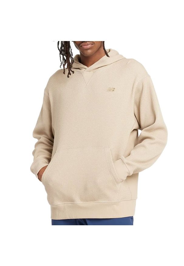 Bluza New Balance MT43519SOT - beżowa. Okazja: na co dzień. Typ kołnierza: kaptur. Kolor: beżowy. Materiał: poliester, bawełna, dresówka, dzianina. Wzór: ze splotem. Styl: casual