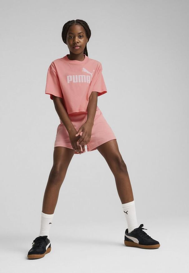 Puma - Młodzieżowa koszulka ESS z logo No. 1 o krótkiej długości PUMA Pink Fruit. Kolor: różowy. Materiał: prążkowany. Długość: krótkie