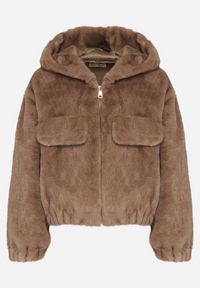 Born2be - Jasnobrązowa Futrzana Kurtka Bomberka z Kapturem i Ozdobną Imitacją Kieszeni Awedalia. Okazja: na co dzień. Typ kołnierza: kaptur. Kolor: brązowy. Materiał: futro. Wzór: aplikacja. Styl: klasyczny, casual, elegancki #3