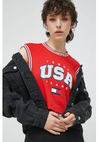 Tommy Jeans top damski kolor czerwony. Kolor: czerwony. Materiał: poliester. Wzór: nadruk