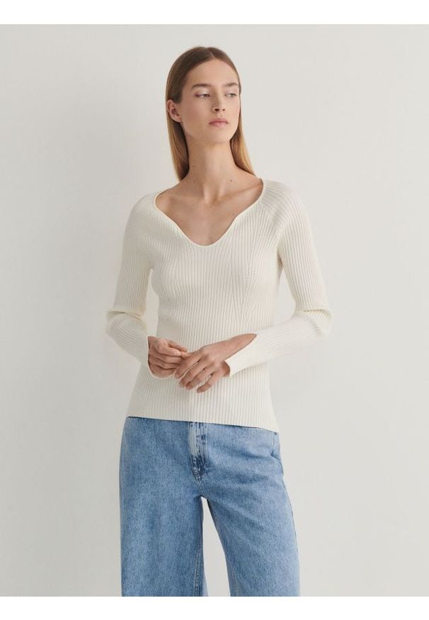 Reserved - Sweter z głębokim dekoltem - złamana biel. Materiał: dzianina, wiskoza