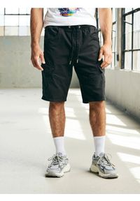 Sinsay - Szorty jeansowe jogger - czarny. Kolor: czarny. Materiał: jeans