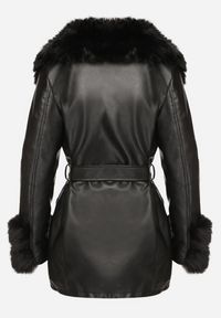 Born2be - Czarna Taliowana Kurtka z Imitacji Skóry Obszyta Futerkiem Tilista. Okazja: na co dzień. Kolekcja: plus size. Kolor: czarny. Materiał: skóra, futro. Długość rękawa: długi rękaw. Długość: długie. Styl: klasyczny, casual, elegancki #6
