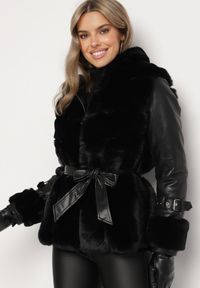 Born2be - Czarna Futrzana Kurtka z Kapturem Wiązanym Paskiem i Rękawami z Imitacji Skóry z Klamrami Mesirya. Okazja: na co dzień. Typ kołnierza: kaptur. Kolor: czarny. Materiał: skóra, futro. Wzór: aplikacja. Styl: casual, elegancki #1