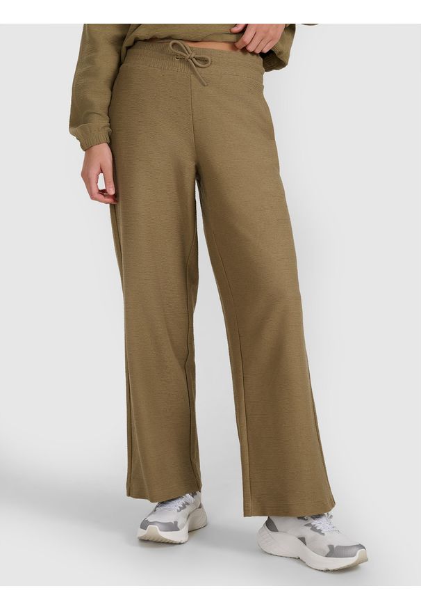 4f - 4F Spodnie dresowe z dzianiny strukturalnej damskie - oliwkowe/khaki L. Kolor: brązowy, wielokolorowy, oliwkowy. Materiał: dresówka, dzianina. Sport: fitness