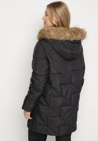 Born2be - Czarna Pikowana Kurtka z Kapturem z Futerkiem Ruvite. Typ kołnierza: kaptur. Kolekcja: plus size. Kolor: czarny. Materiał: futro #7