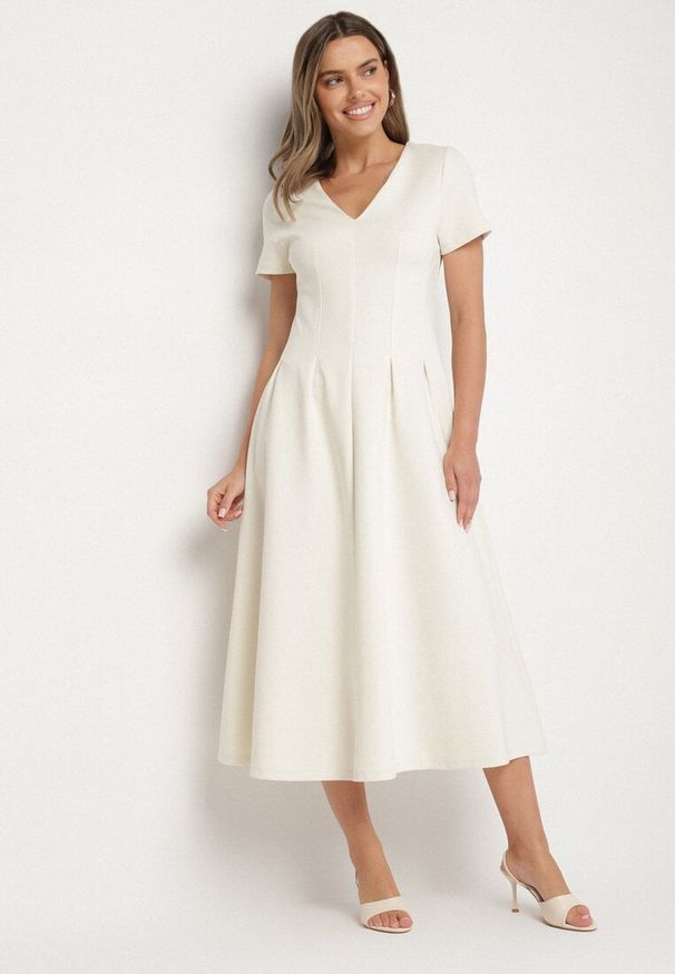 Born2be - Jasnobeżowa Taliowana Sukienka z Bawełną Zeraviae. Okazja: na co dzień. Kolor: beżowy. Materiał: bawełna. Typ sukienki: sportowe, proste. Styl: casual, klasyczny, sportowy