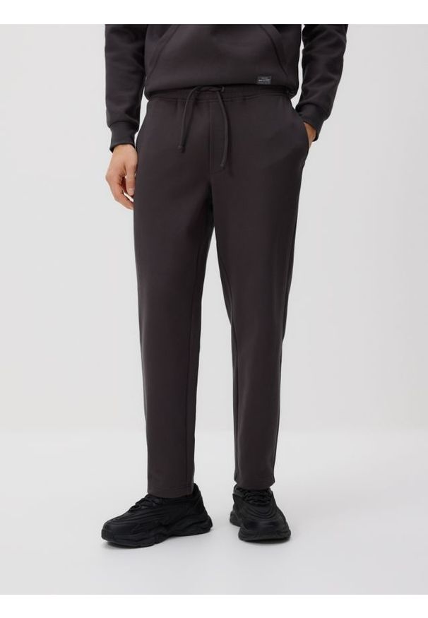 Reserved - Spodnie dresowe regular fit - ciemnoszary. Kolor: szary. Materiał: dresówka