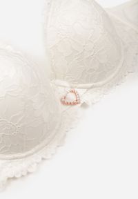 Renee - Jasnobeżowy Koronkowy Biustonosz Ozdobiony Cyrkoniowym Sercem Bothilei. Kolor: beżowy. Materiał: koronka. Wzór: aplikacja #5