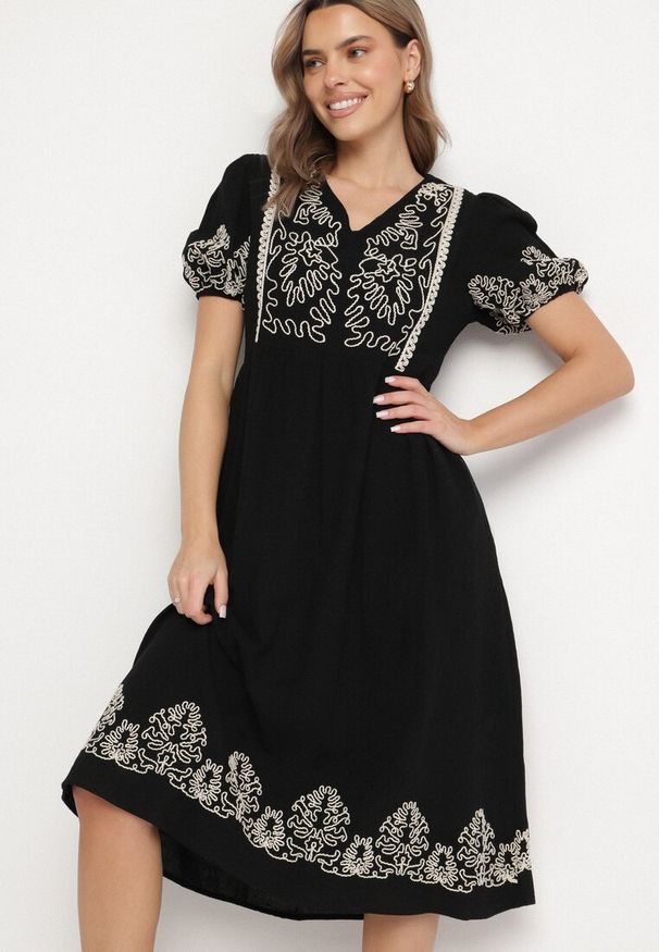 Born2be - Czarna Bawełniana Sukienka Boho o Rozkloszowanym Kroju Zdobiona Haftem Lannivra. Okazja: na imprezę, na co dzień. Typ kołnierza: dekolt w kształcie V. Kolor: czarny. Materiał: bawełna. Wzór: aplikacja, haft. Sezon: lato. Typ sukienki: rozkloszowane. Styl: boho