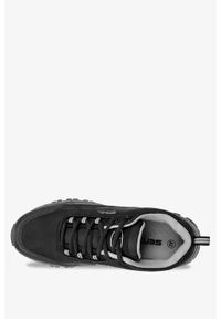 Casu - Czarne buty trekkingowe sznurowane softshell casu a2003-1. Okazja: na spacer. Kolor: czarny, wielokolorowy, szary. Materiał: softshell. Szerokość cholewki: normalna. Sport: turystyka piesza