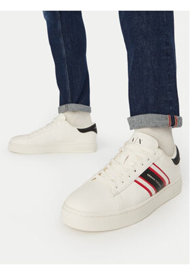 Armani Exchange Sneakersy XM002198 AF21421 MZ324 Biały. Kolor: biały. Materiał: skóra