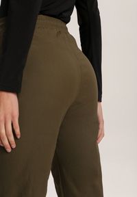 Renee - Ciemnozielone Spodnie Joggery Usinola. Kolor: zielony. Długość: długie. Wzór: gładki #3