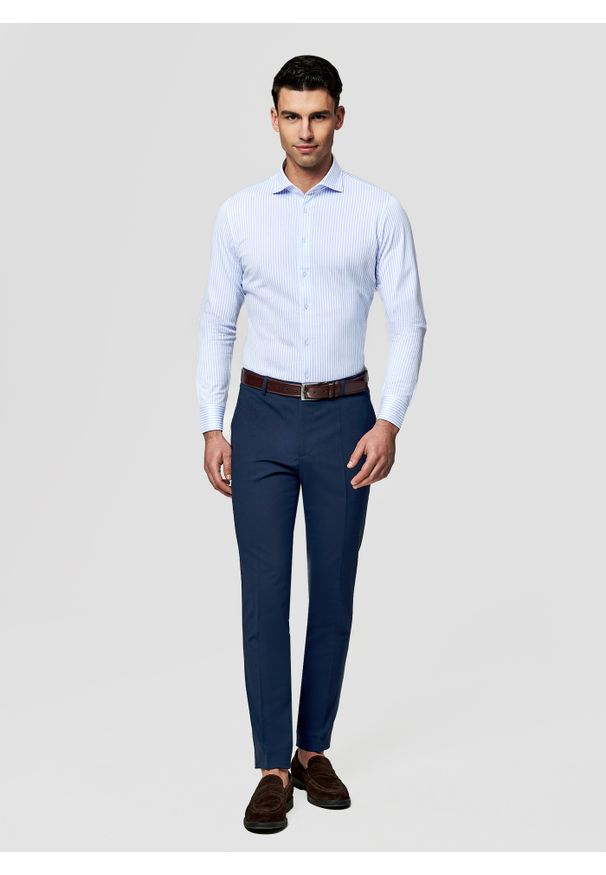 Pako Lorente - PAKO LORENTE - Błękitna koszula w prążek. Typ kołnierza: kołnierzyk włoski. Kolor: niebieski. Materiał: bawełna, dzianina, poliester. Długość rękawa: długi rękaw. Długość: długie. Wzór: prążki