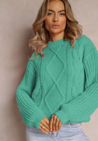 Renee - Zielony Klasyczny Sweter z Modnym Splotem Wykończony Ściągaczami Viala. Kolor: zielony. Długość rękawa: długi rękaw. Długość: długie. Wzór: ze splotem. Styl: klasyczny