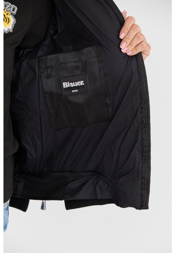 Blauer USA - BLAUER Czarna plisowana kurtka. Kolor: czarny