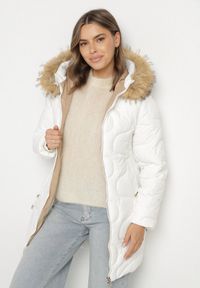 Born2be - Biała Kurtka z Kapturem z Futerkiem Zdobiona Oryginalnym Pikowaniem Oleda. Okazja: na co dzień. Typ kołnierza: kaptur. Kolor: biały. Materiał: futro. Wzór: aplikacja. Styl: casual, klasyczny #4