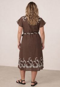 Born2be - Brązowa Rozkloszowana Sukienka Koszulowa z Wiskozy z Haftem i Wiązanym Paskiem Adellis. Okazja: na co dzień. Kolekcja: plus size. Kolor: brązowy. Materiał: wiskoza. Wzór: haft. Sezon: lato. Typ sukienki: koszulowe. Styl: casual, boho #6