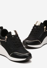 Renee - Czarne Sneakersy Ozdobione Suwakiem i Metalowymi Aplikacjami na Koturnie Warranta. Nosek buta: okrągły. Zapięcie: sznurówki. Kolor: czarny. Materiał: materiał. Wzór: aplikacja. Obcas: na koturnie. Wysokość obcasa: średni #3