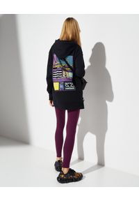 Versace Jeans Couture - VERSACE JEANS COUTURE - Czarna bluza z kapturem. Okazja: na co dzień. Typ kołnierza: kaptur. Kolor: czarny. Materiał: bawełna. Długość rękawa: długi rękaw. Długość: długie. Wzór: aplikacja, nadruk. Styl: casual #4