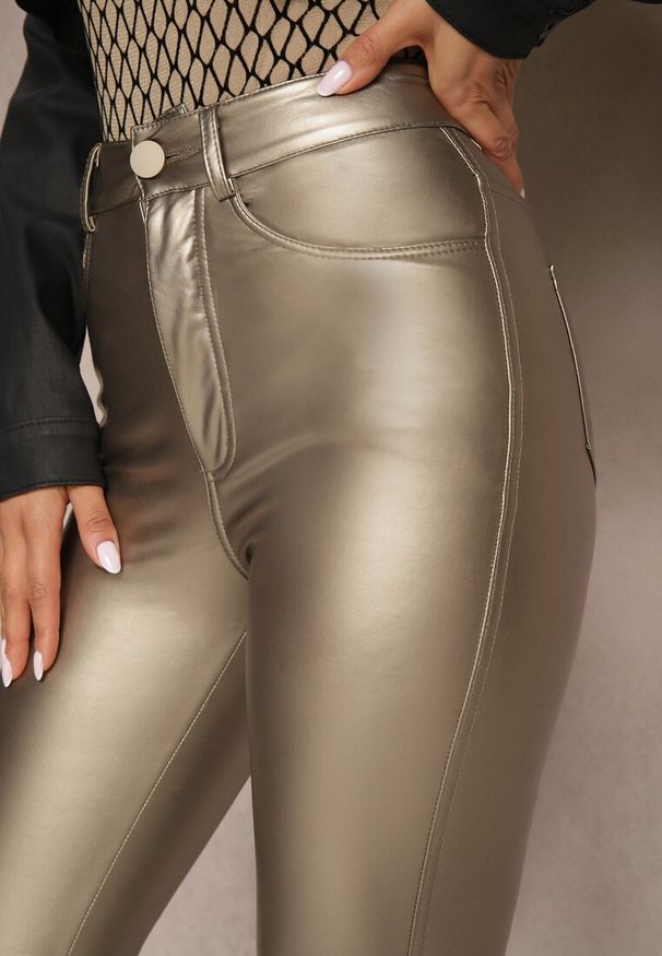 Renee - Złote Spodnie o Kroju Skinny z Ekoskóry Zorlemi. Okazja: na co dzień. Stan: podwyższony. Kolor: złoty. Materiał: koronka. Sezon: zima. Styl: elegancki, casual