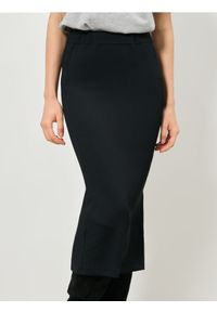 Sinsay - Prążkowana spódnica midi - czarny. Kolor: czarny. Materiał: prążkowany