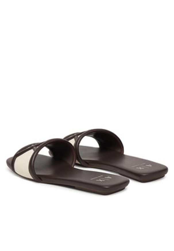 Armani Exchange Klapki XW002568 AF22752 MZ766 Brązowy. Kolor: brązowy. Materiał: skóra
