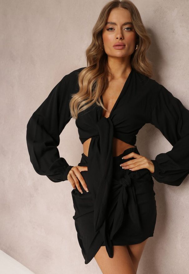 Renee - Czarny 2-częściowy Komplet Casual z Bluzką i Spódnicą Mini Udekorowanych Wiązaniem Beasia. Kolor: czarny