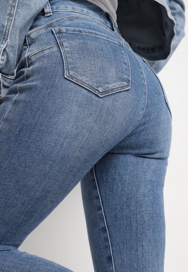 Born2be - Jasnoniebieskie Jeansy z Bawełną i Efektem Push Up o Dopasowanym Kroju Flortebia. Okazja: na co dzień. Kolor: niebieski. Styl: elegancki, casual