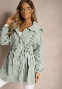 Renee - Jasnozielona Kurtka w Stylu Parki Wiązana w Pasie Nevithia. Okazja: na co dzień. Kolor: zielony. Materiał: jeans, skóra. Styl: elegancki, casual