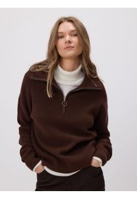 Reserved - Sweter z wiskozą - ciemnobrązowy. Kolor: brązowy. Materiał: wiskoza