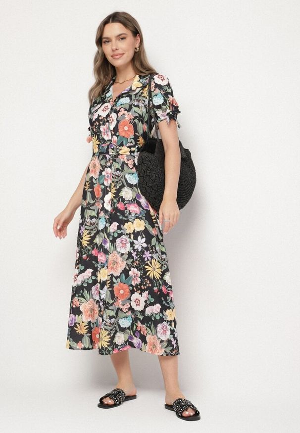Born2be - Czarna Rozkloszowana Sukienka o Koszulowym Kroju z Paskiem w Kwiatowy Wzór Fevelorine. Okazja: na co dzień. Kolor: czarny. Wzór: kwiaty. Typ sukienki: koszulowe. Styl: casual