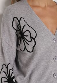 Born2be - Szary Kardigan na Guziki w Haftowane Kwiaty Tustara. Okazja: na co dzień. Kolor: szary. Materiał: jeans. Wzór: kwiaty, haft. Styl: casual #2