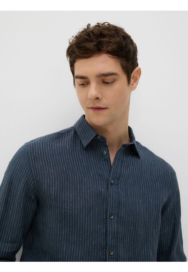 Reserved - Lniana koszula regular fit - granatowy. Kolor: niebieski. Materiał: len