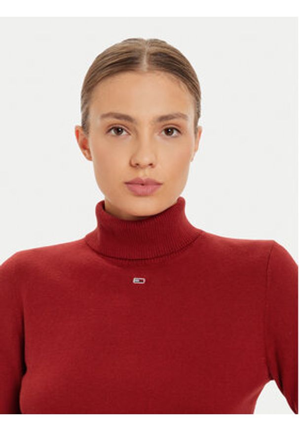 Tommy Jeans Golf Essential DW0DW19686 Czerwony Regular Fit. Typ kołnierza: golf. Kolor: czerwony. Materiał: wiskoza, bawełna