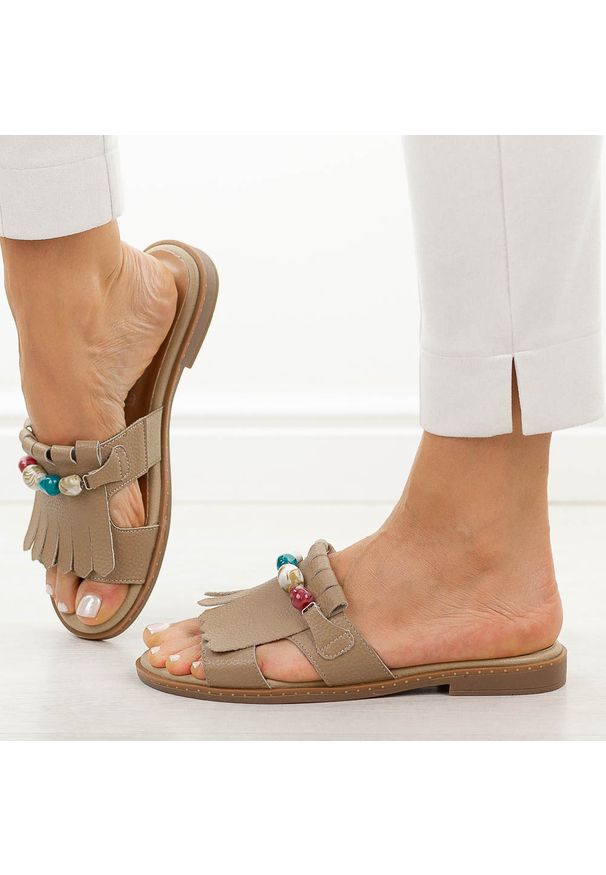 Beżowe płaskie klapki damskie M.Daszyński 2060-26. Okazja: na co dzień. Kolor: beżowy. Materiał: skóra. Wzór: aplikacja, kolorowy. Sezon: wiosna, lato. Styl: casual, elegancki, klasyczny, wakacyjny
